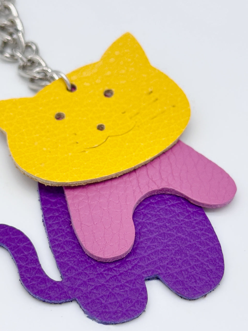 texture of pebbled leather on cat key chain purse fob